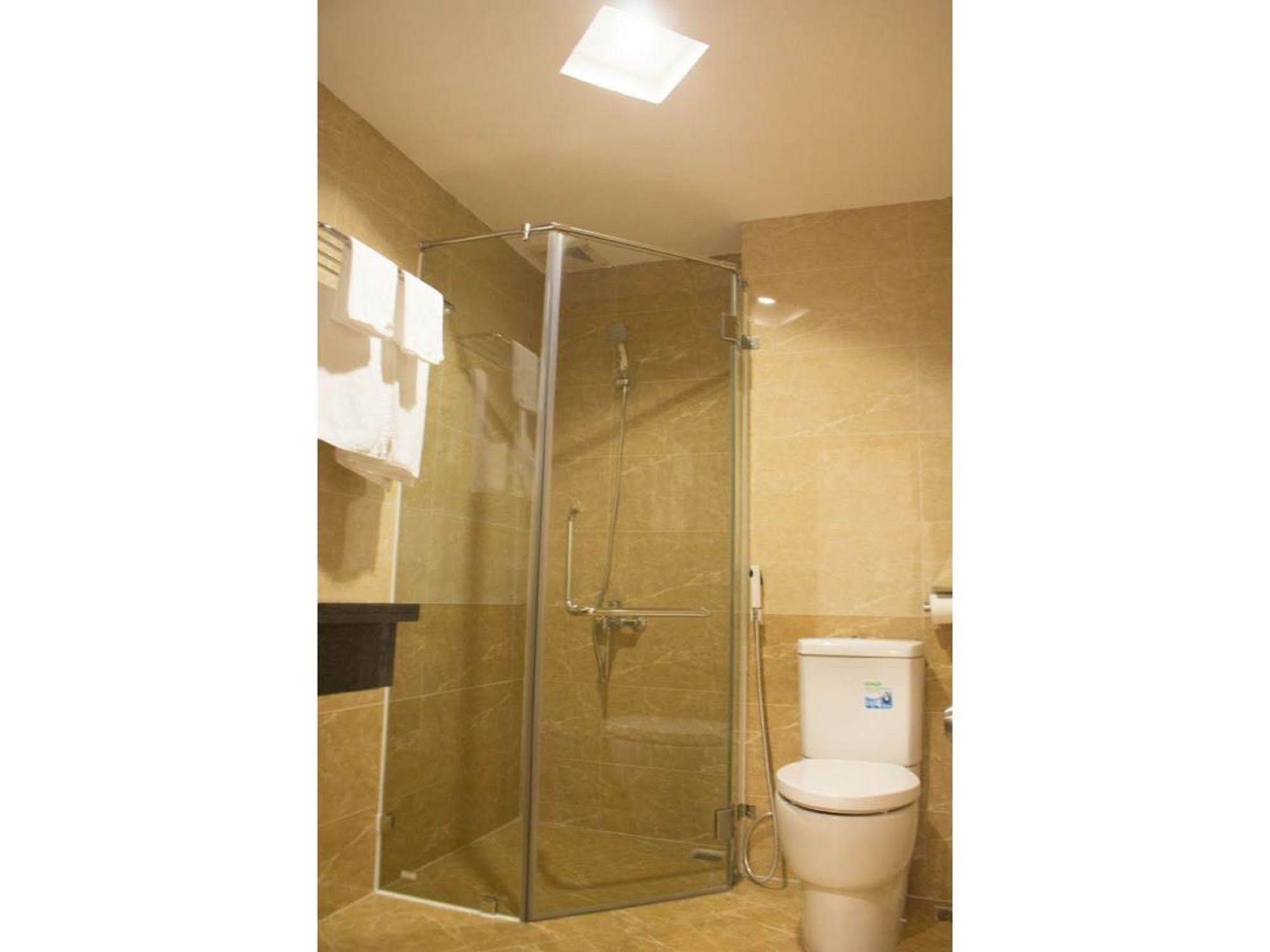 Reddoorz Plus New Sun Hotel مدينة هوشي منه المظهر الخارجي الصورة