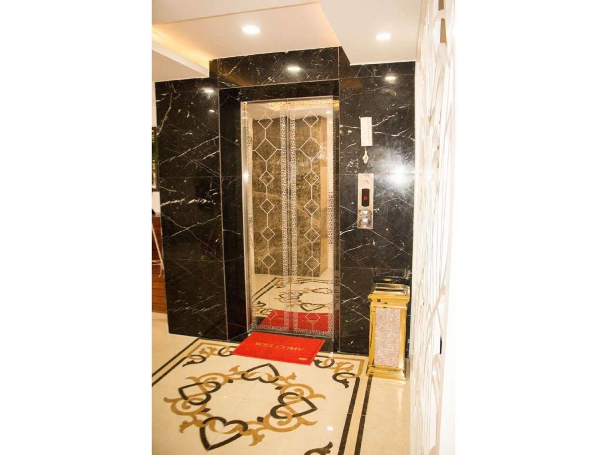 Reddoorz Plus New Sun Hotel مدينة هوشي منه المظهر الخارجي الصورة